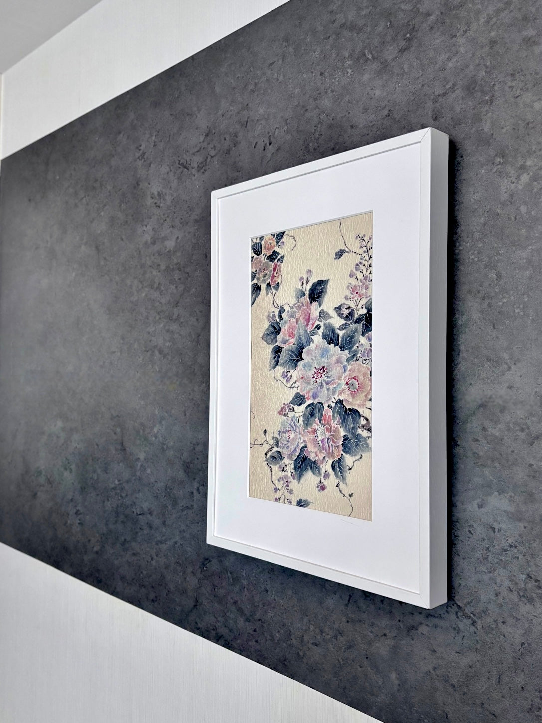 帯を切らずに額装できる額縁【帯ウォールアート】。帯を切らないので中の帯の入れ替えが簡単。和モダンテイスト/伝統的な和の空間演出どちらもできる、帯を飾る新しいインテリアです。額縁単品の他、当店セレクトのアンティーク帯のセットもお求めいただけます。ーSAKURA JAPANー