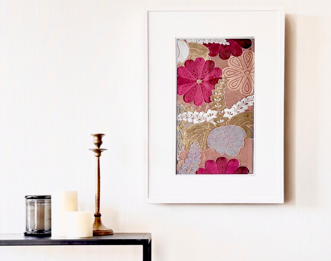 海外の姪御さんの結婚祝いに、お婆さまの帯を切らずに額装して結婚祝いに。