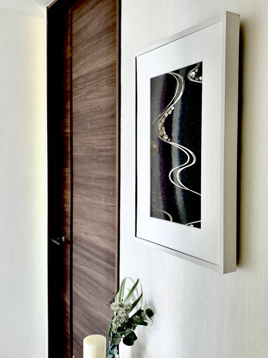 帯を切らずに飾る額縁｜白い額縁に流水柄の帯を飾る