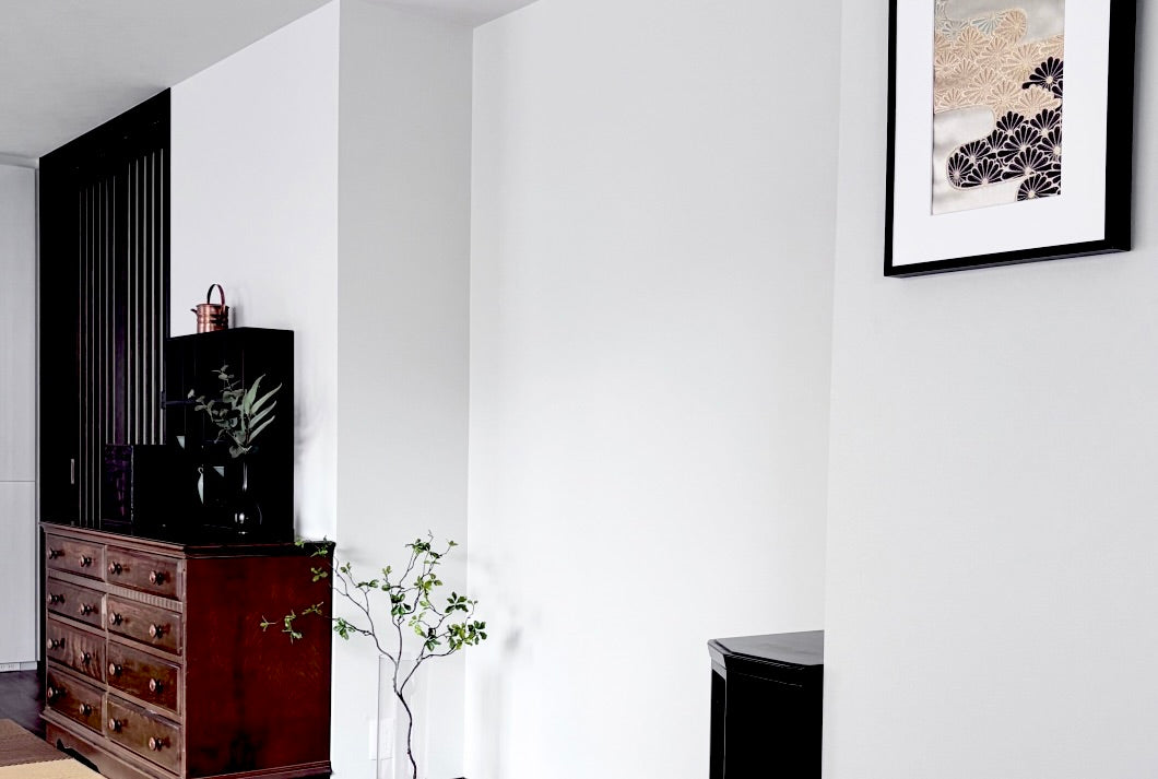 リビングの壁に飾る帯インテリア｜帯を切らずに飾る額縁とは