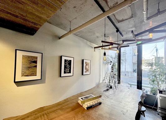 帯を切らずに飾る帯額縁を複数展示した、和モダンな空間インテリア