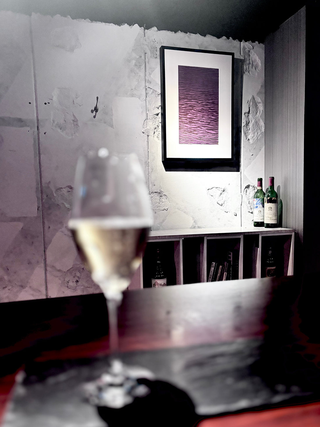 帯を切らずに飾る額縁｜ワインバーの壁に飾られた帯とワイン