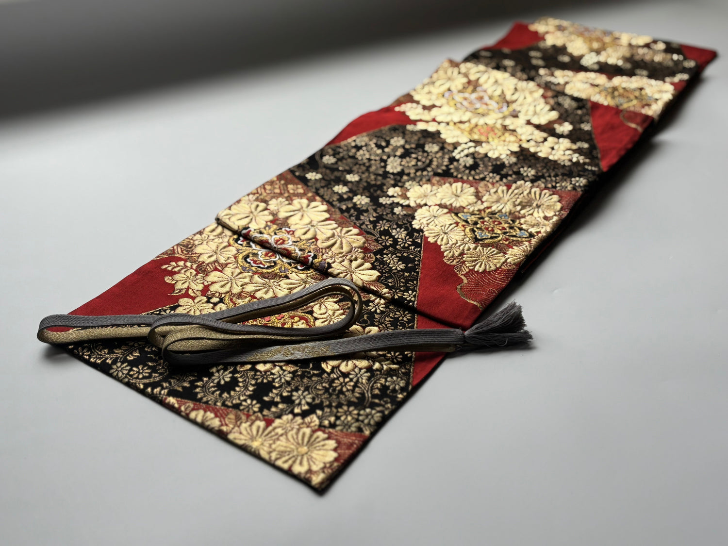 【栄華の帯】帯を切らずに帯の額装ができる専用額縁「帯ウォールアート」。こちらは当店セレクトの額縁とセット可能なアンティーク帯です。ーSAKURA JAPANー帯の額装で和モダンな空間を彩る帯のインテリア専門店