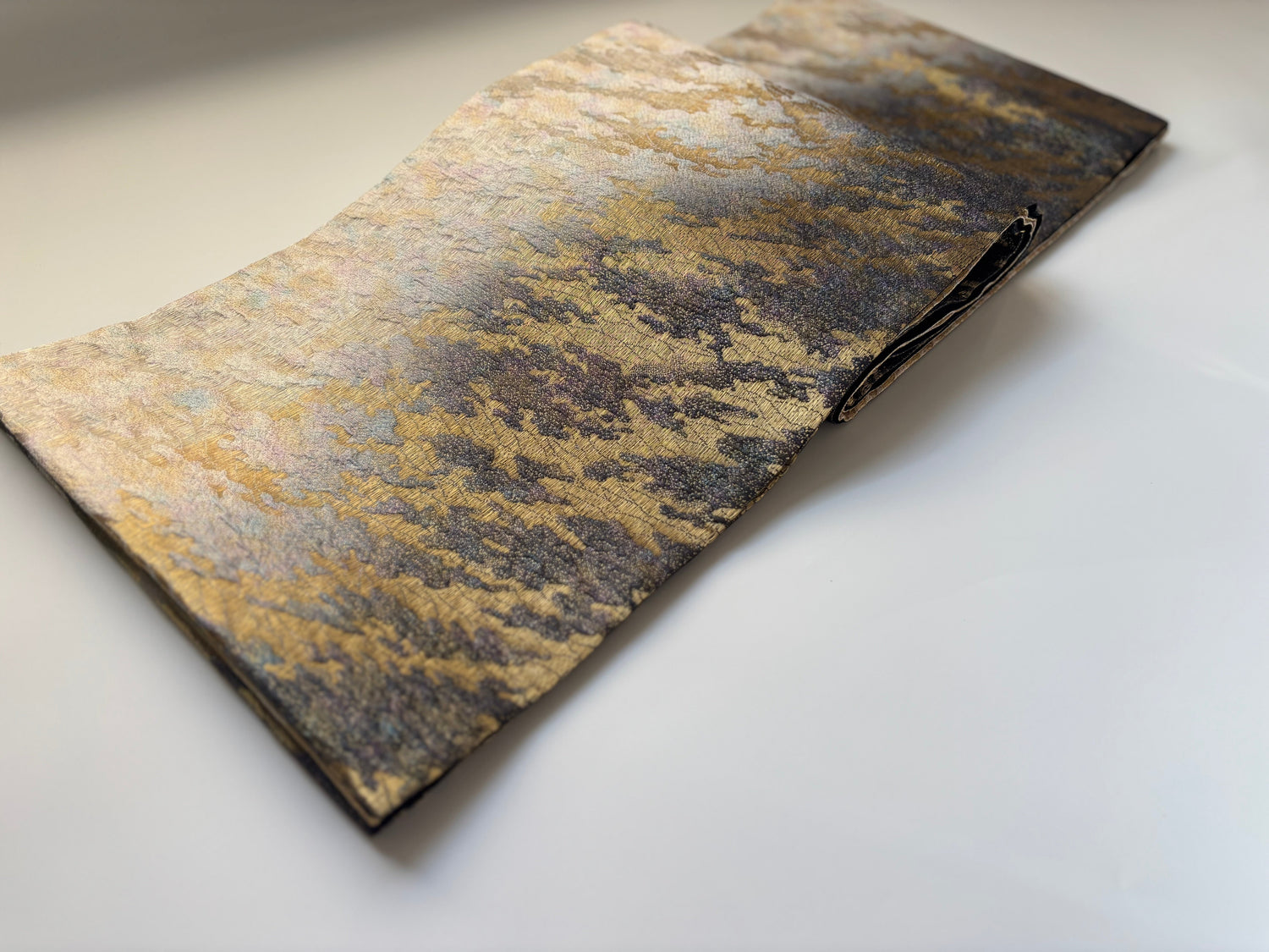 帯を切らずに額装できる額縁【帯ウォールアート】。帯を切らないので中の帯の交換も簡単。気軽に帯をインテリアにして楽しめます。額縁単品の他、当店セレクトのアンティーク帯のセットも。帯カテゴリー「悠久の帯(ゆうきゅうのおび)」 大自然の壮大なスケール、永遠を感じさせる時空の流れなど、自然に対する畏敬の念を表現。
