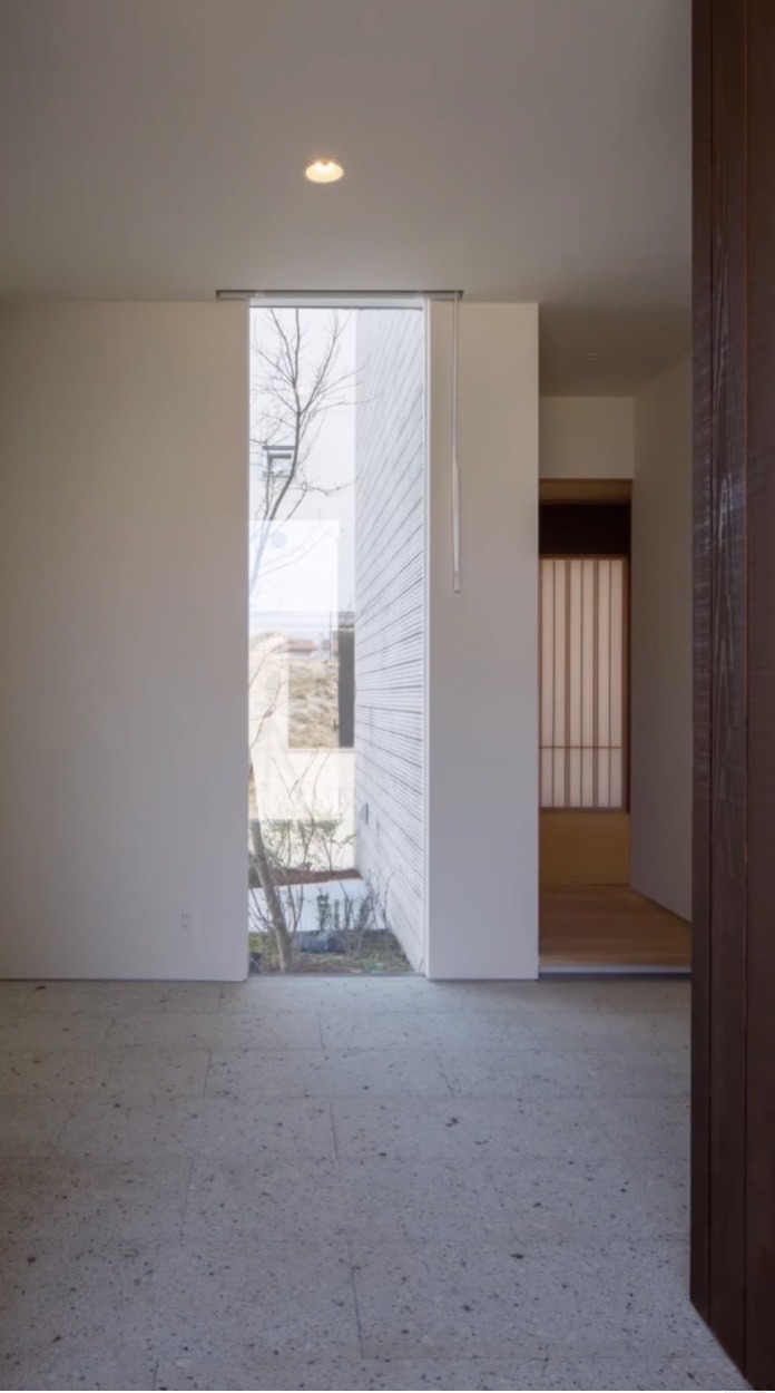 洗練された和モダンの住空間。大きな窓から光が差し込む白い壁は、SAKURA JAPANの「帯を切らずに飾る額縁」を飾るのにふさわしい開放的なキャンバス。有本信子さんが提案する、伝統ある帯をモダンなアートとして日常に採り入れるための上質なインテリア実例。
