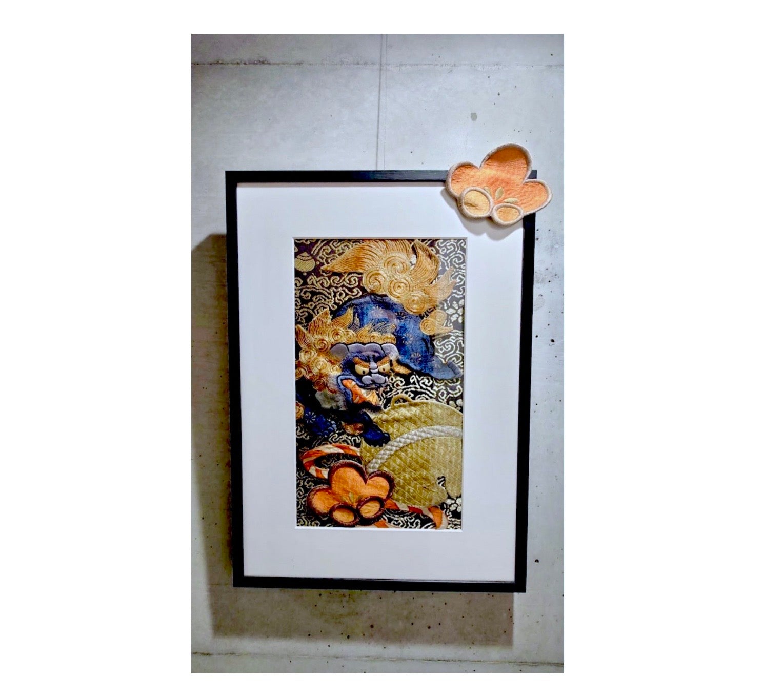 帯を切らずに飾る額縁｜扱いに困っていた帯が大活躍。獅子の刺繍が帯に重ねて額縁で飾られている。