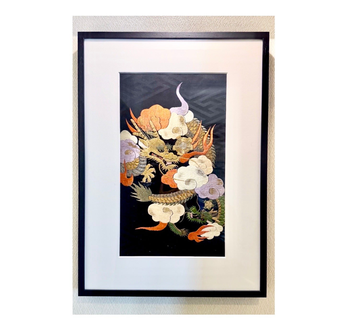 帯を切らずに飾る額縁｜黒の額縁に祖母の龍と雲柄の帯を飾りました。母の日のプレゼントに贈る予定。