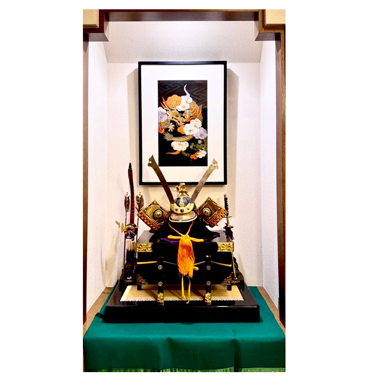 帯を切らずに飾る額縁｜黒の額縁に祖母の龍と雲柄の帯を飾りました。母の日のプレゼントに贈る予定。