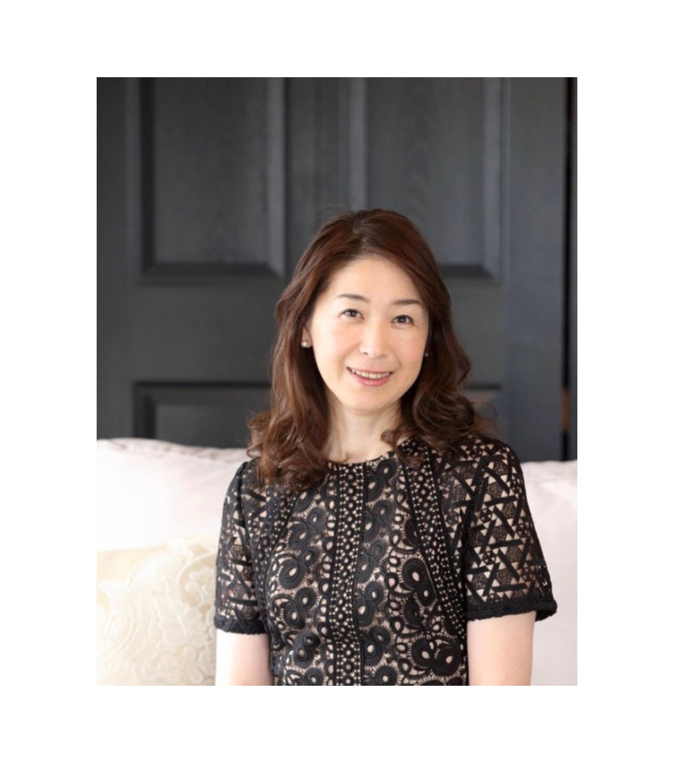 スタイルノート Case @nokko_arimoto。ポーセラーツ・ボタニーペインティング作家の有本信子さん。「帯を切らずに飾る額縁」を取り入れた和モダンのある暮らし。日々の食卓やおもてなしを彩るアートと、洗練されたライフスタイルを紹介。