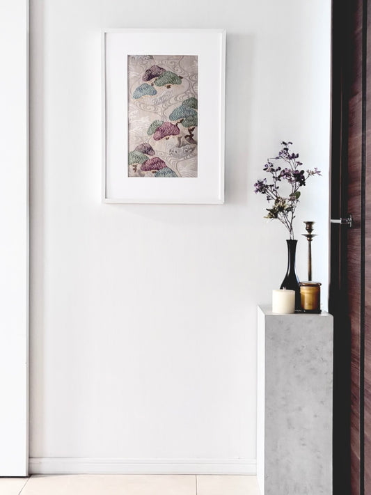 帯を切らずに飾る額縁｜松と波頭の柄の帯を飾った玄関