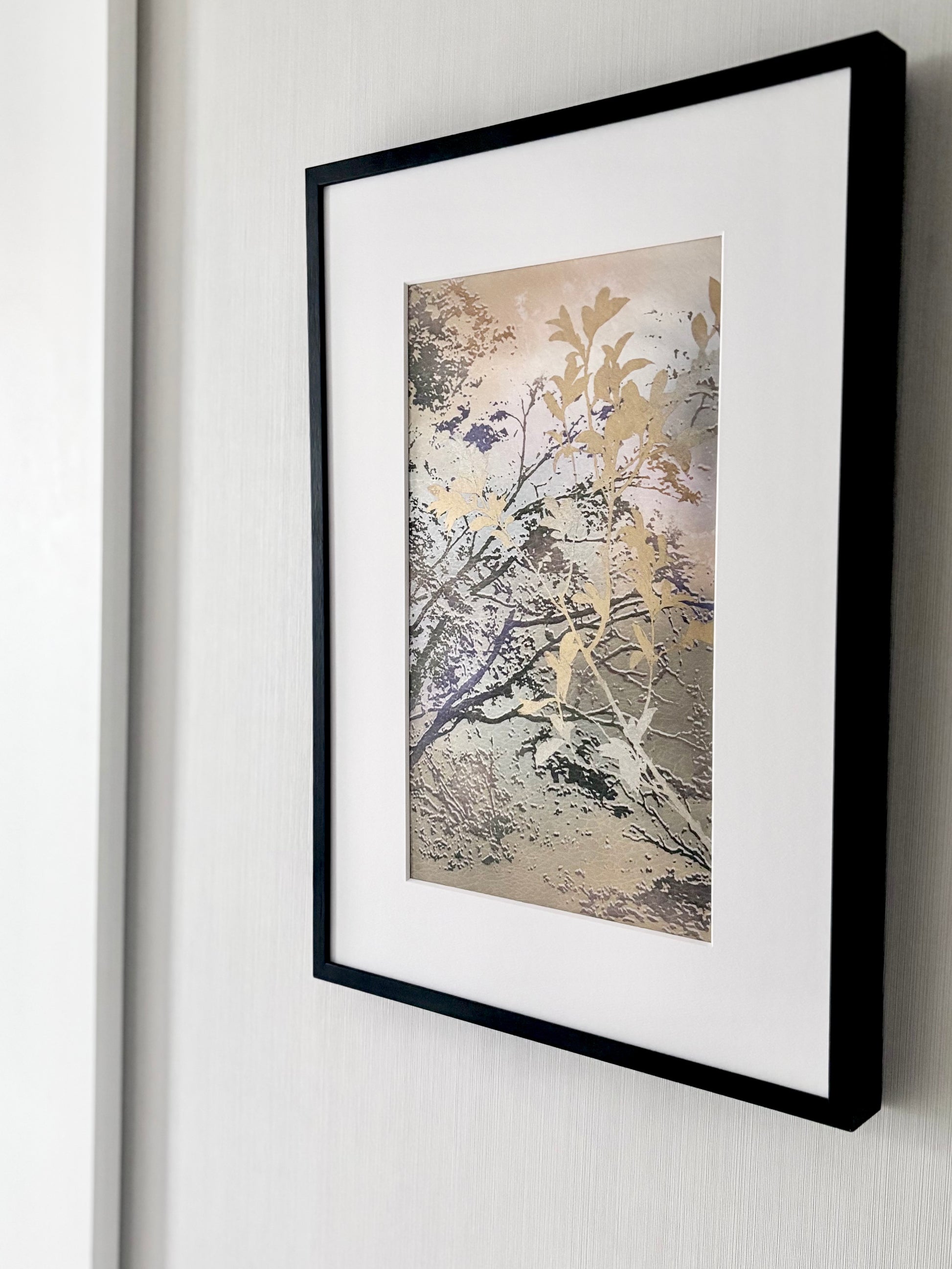 「葉の影」を描いた染め帯の繊細な表情を引き立てる、黒い額縁の「帯を切らずに飾る額縁」。光の陰影を表現した伝統美が、モダンなオフィスや住宅の内装デザインに品格を添えます。設計事務所が手掛ける高級店舗や宿泊施設の空間演出に最適な、着物を裁断せずアートへと昇華させるサステナブルな壁面装飾。