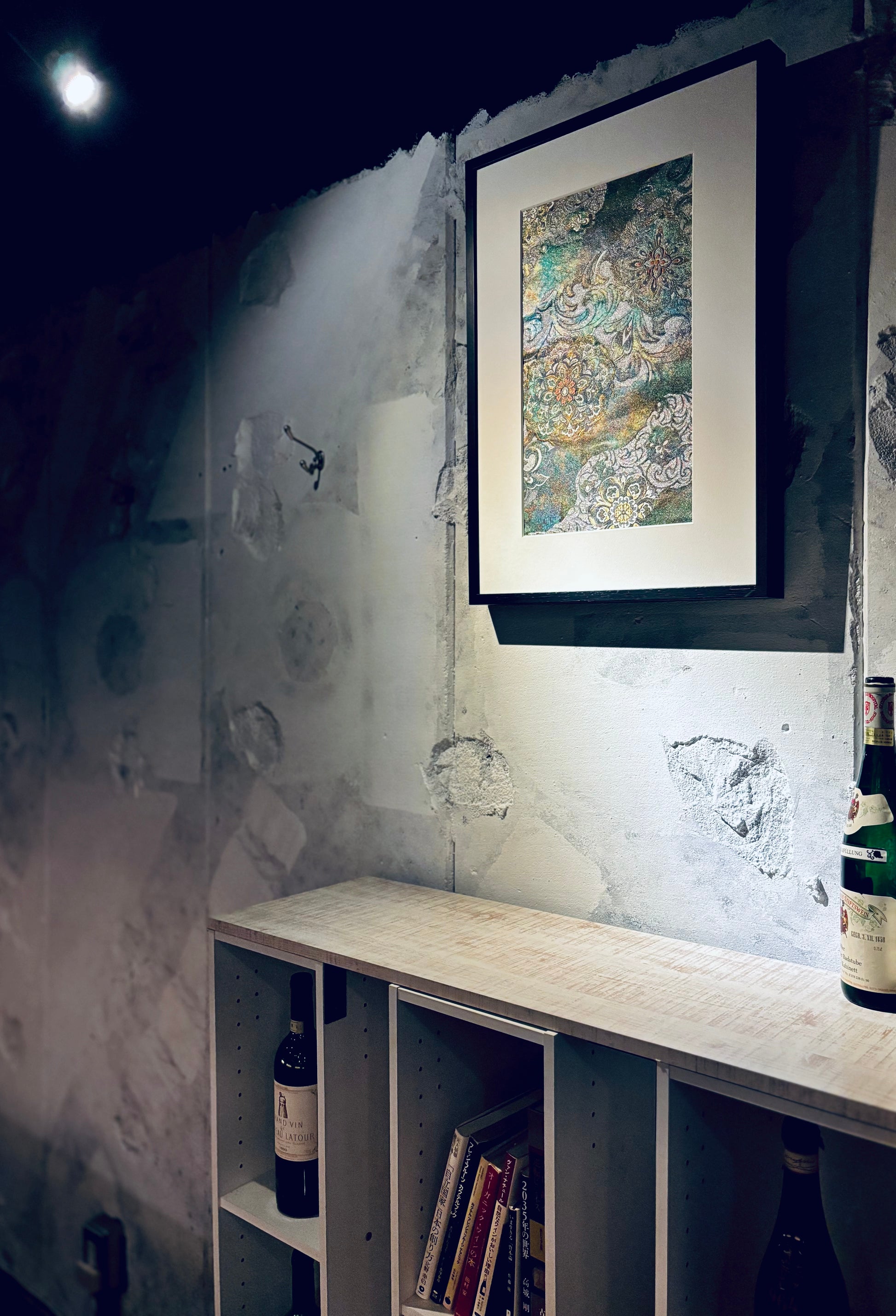切らずに帯の額装ができる額縁【帯ウォールアート】。絵画のように帯を飾り、モダンな空間や伝統的な日本の空間を静かに演出する新しいインテリア。帯を切らないので中の帯の入れ替え簡単。ーSAKURA JAPANー