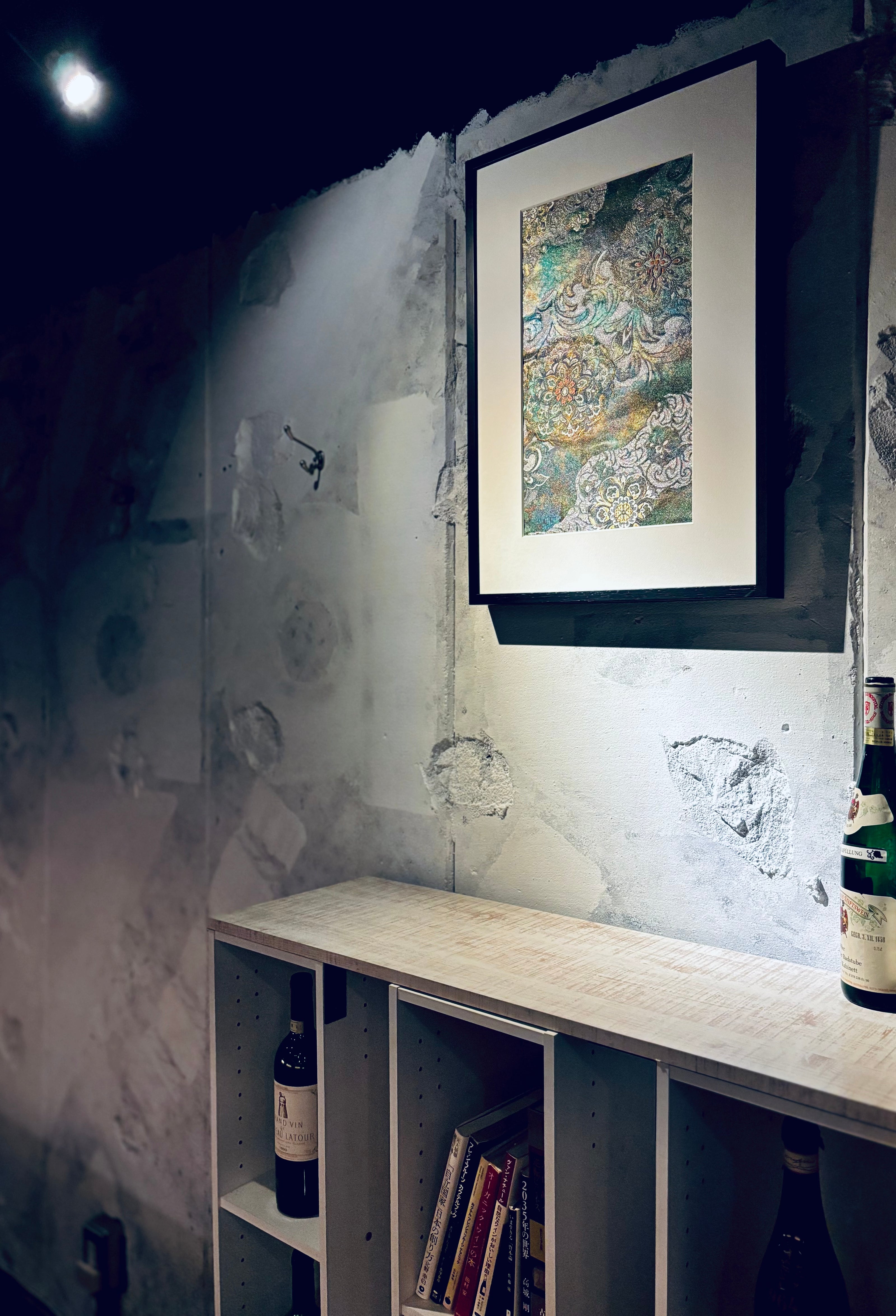 切らずに帯の額装ができる額縁【帯ウォールアート】。絵画のように帯を飾り、モダンな空間や伝統的な日本の空間を静かに演出する新しいインテリア。帯を切らないので中の帯の入れ替え簡単。ーSAKURA JAPANー