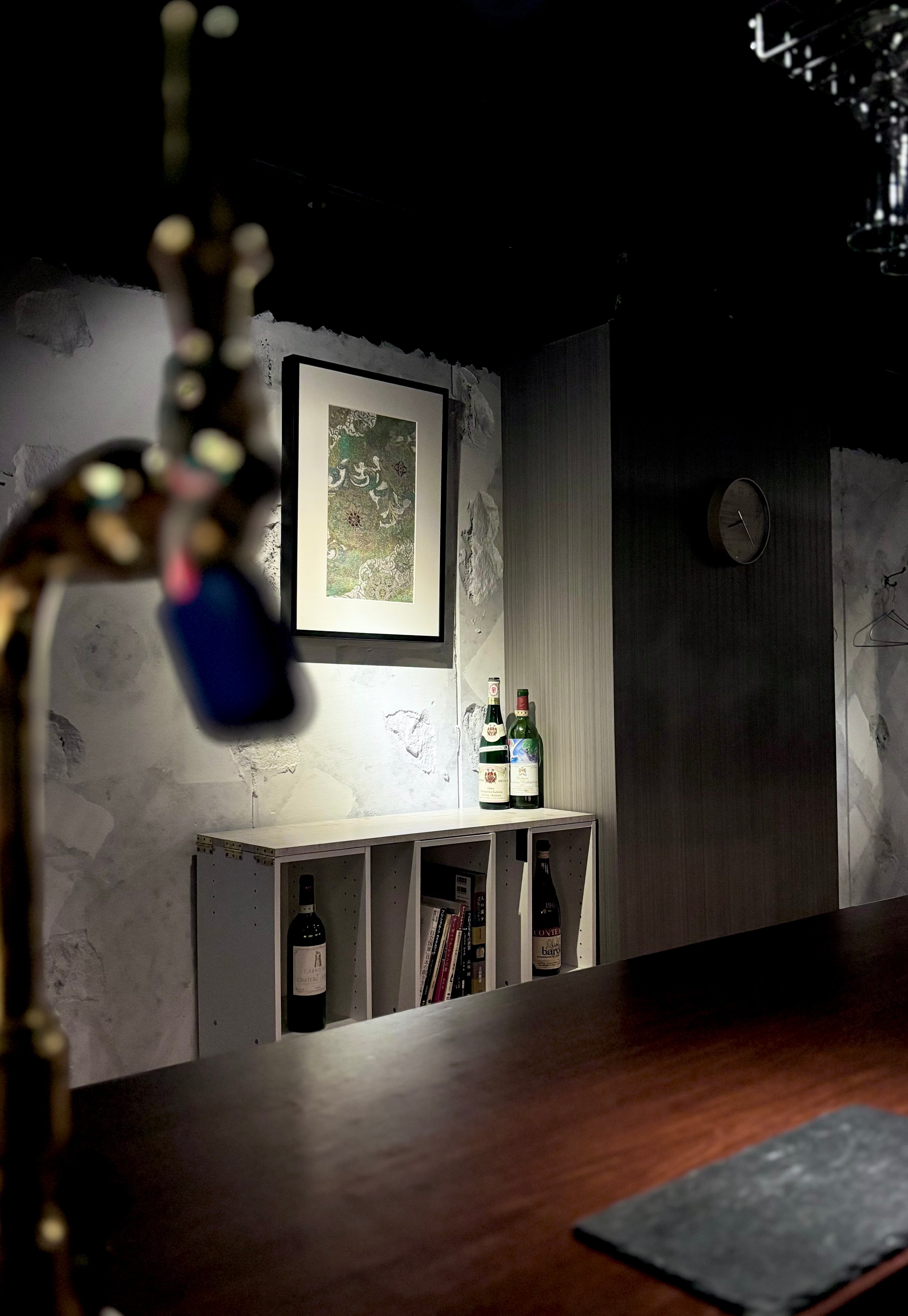 帯を切らずに額装できる額縁【帯ウォールアート】。「額縁の単品」及び「当店セレクトのアンティーク帯を額縁とセットにした商品」をご用意。帯を切らない額装なので、季節や気分に合わせてお好きな帯に簡単に交換できます。モダンテイストにも伝統的な和の空間のどちらの演出にも使える新しいインテリアです。ーSAKURA JAPANー