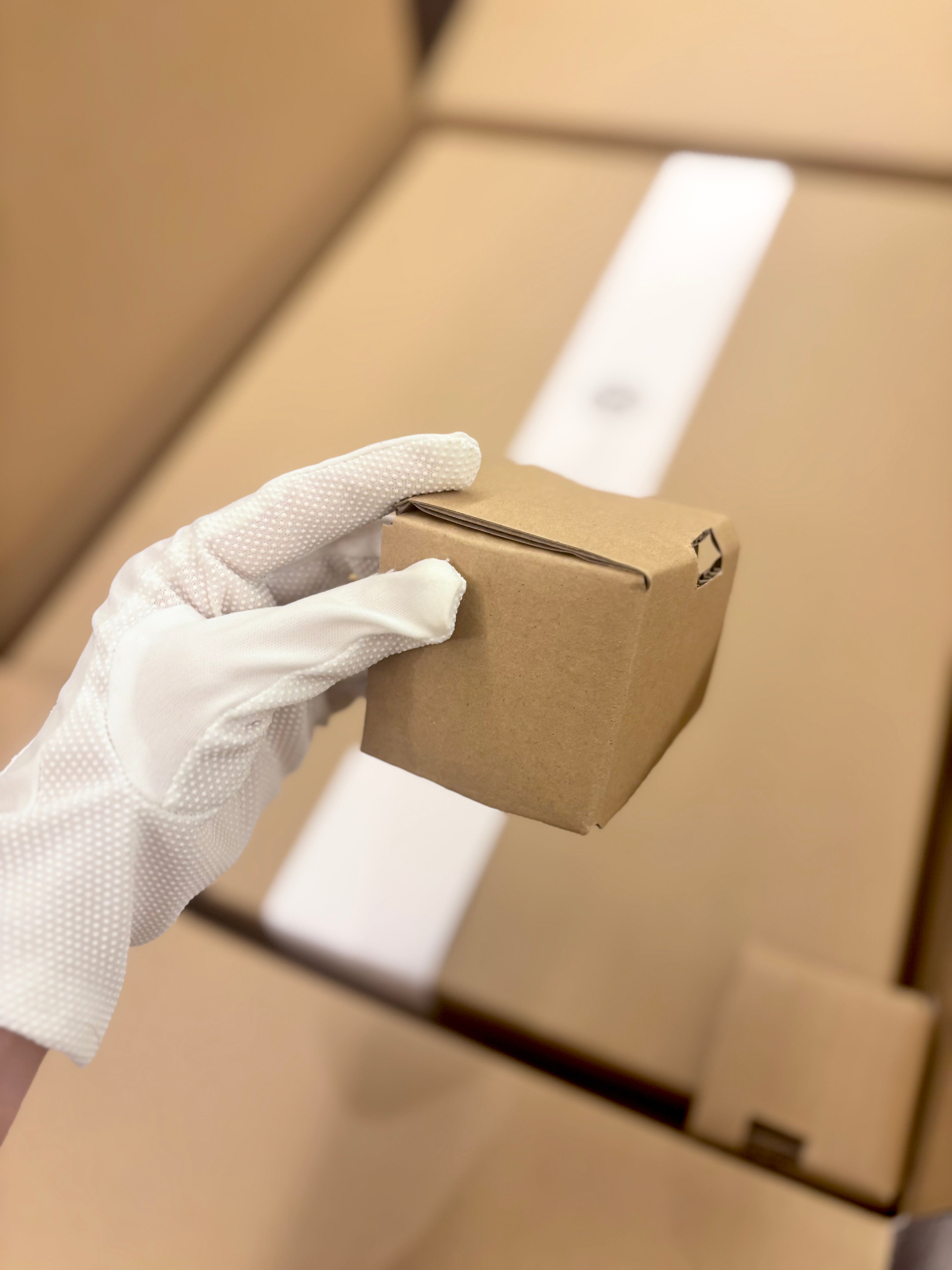 帯を切らずに飾る額縁｜お客様のお手元まで丁寧に届ける帯ウォールアートの丁寧な梱包