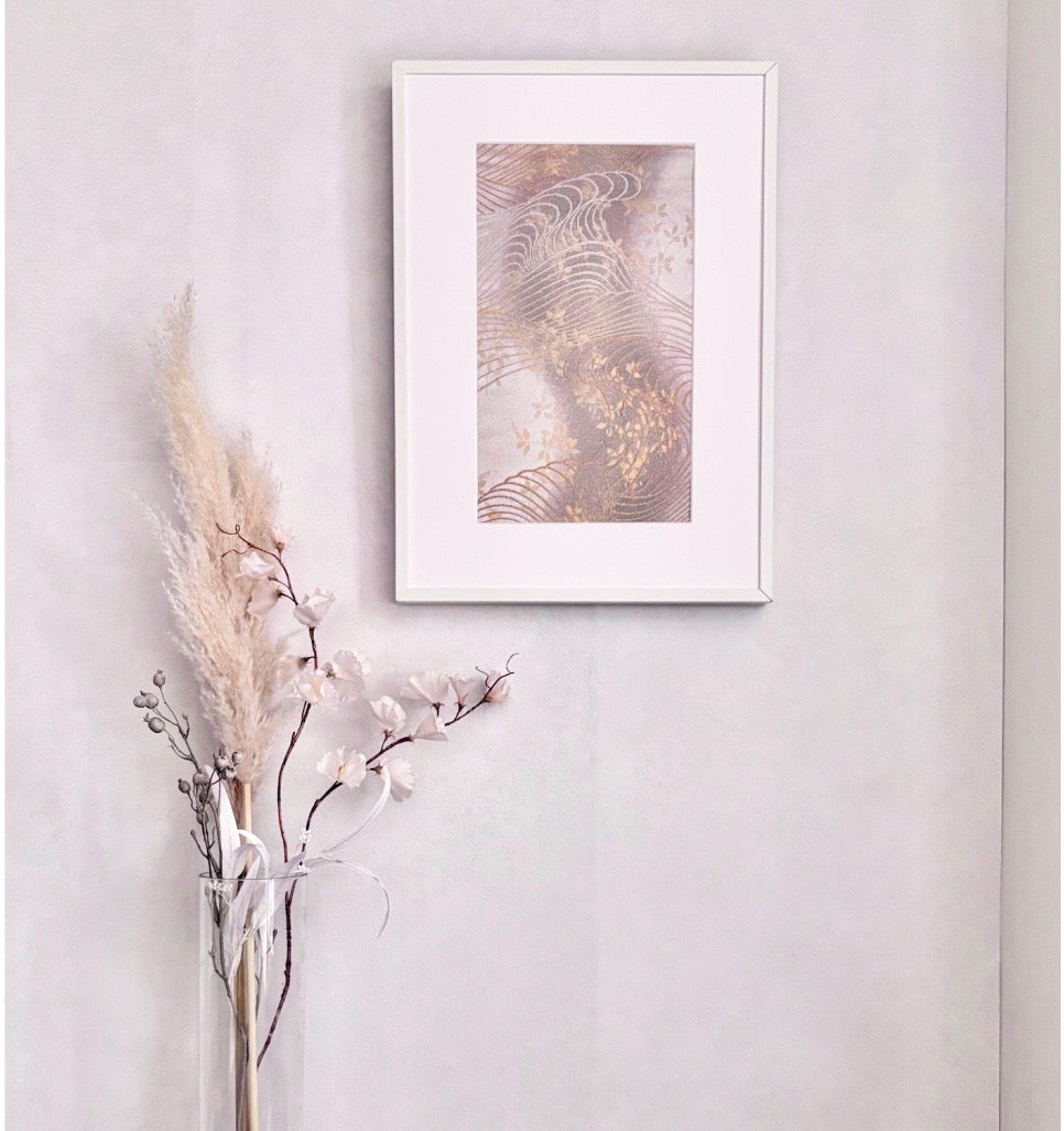 帯ウォールアートが飾られた女性が落ち着くホワイトな空間