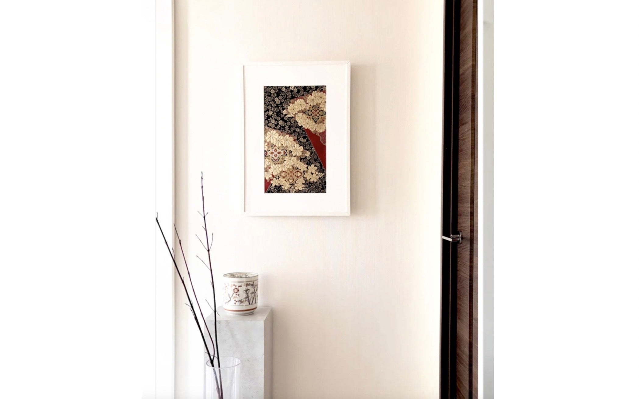 帯を切らずに飾る額縁で帯を玄関に飾る