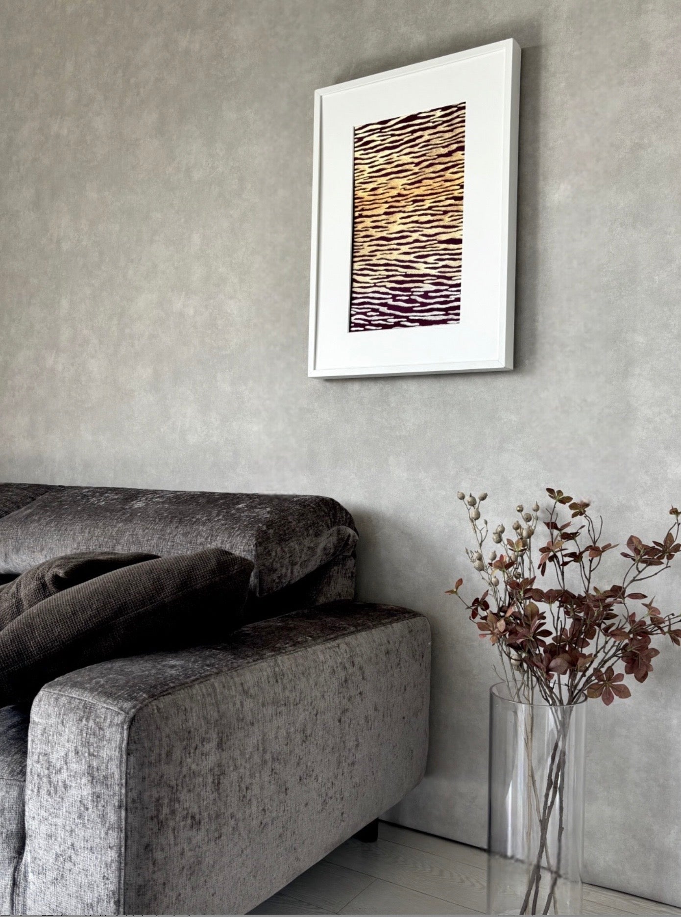 帯ウォールアートが飾られたソファーのある空間