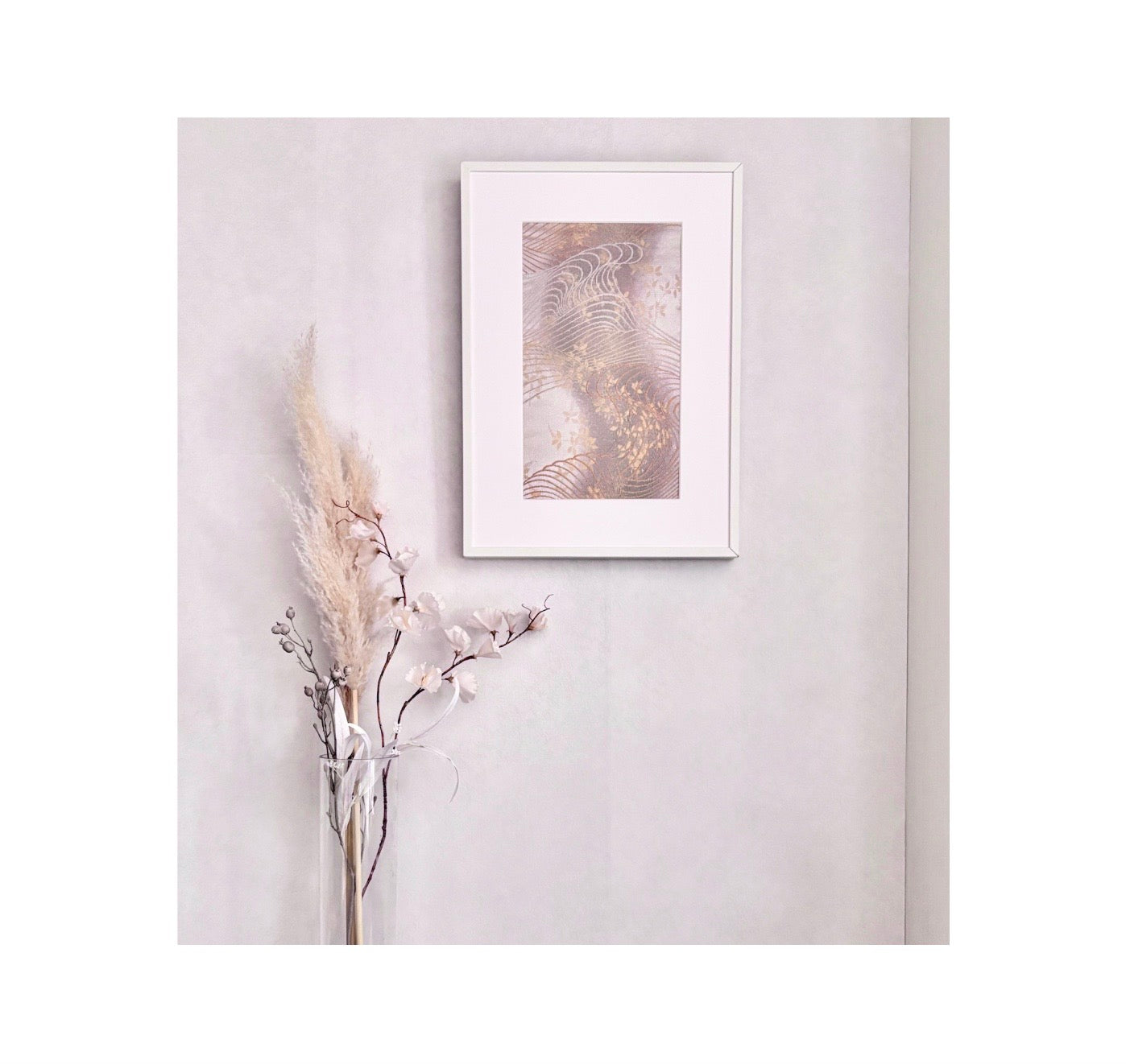 クリニックの白基調の内装に自然と馴染む帯を切らずに額装した和モダンインテリア事例｜SAKURA JAPAN