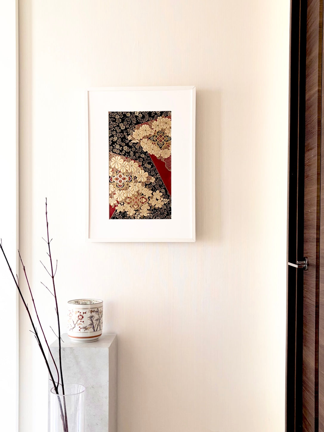 帯を切らずに額装し、四季の意匠で空間を演出する和モダンインテリア事例｜SAKURA JAPAN